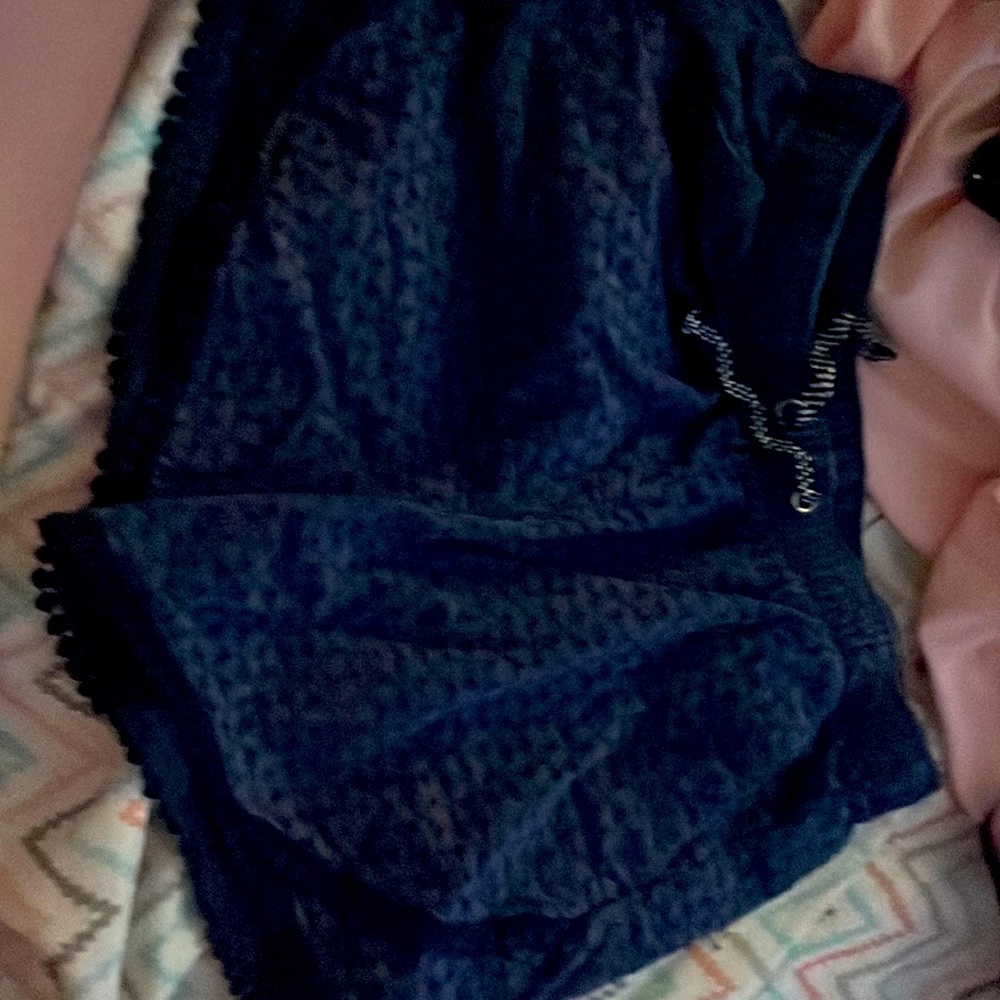 Hole printed shorts with pockets